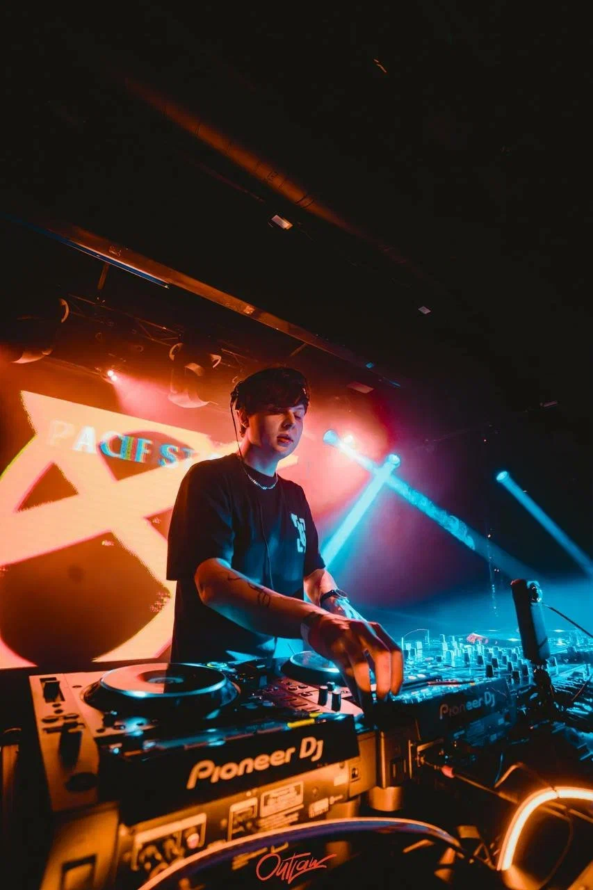 Pacifistic — резидент BBC Radio 1 Kiss FM, преподаватель DJ Place Санкт-Петербург